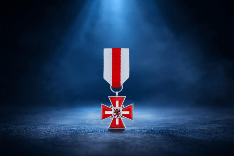 Odznaczenie w czerwono-złotej oprawie