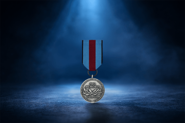 Odznaczenie prezentowane na ciemnym tle