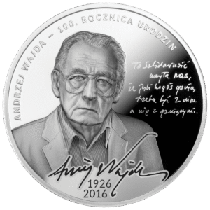 Srebrna moneta kolekcjonerska Mennicy Polskiej z realistycznym portretem Andrzeja Wajdy, przedstawionym na wprost. Twarz reżysera jest skupiona i poważna, z charakterystycznymi okularami oraz wyraźnie zaznaczonymi rysami. Wzdłuż górnego obrzeża widnieje napis: „Andrzej Wajda – 100. rocznica urodzin”. Po prawej stronie portretu umieszczono fragment odręcznego cytatu w formie faksymile. W dolnej części monety znajduje się podpis Andrzeja Wajdy oraz daty „1926–2016”. Tło jest gładkie, matowo-lustrzane, utrzymane w odcieniach srebra, z subtelnym kontrastem między portretem a inskrypcjami.