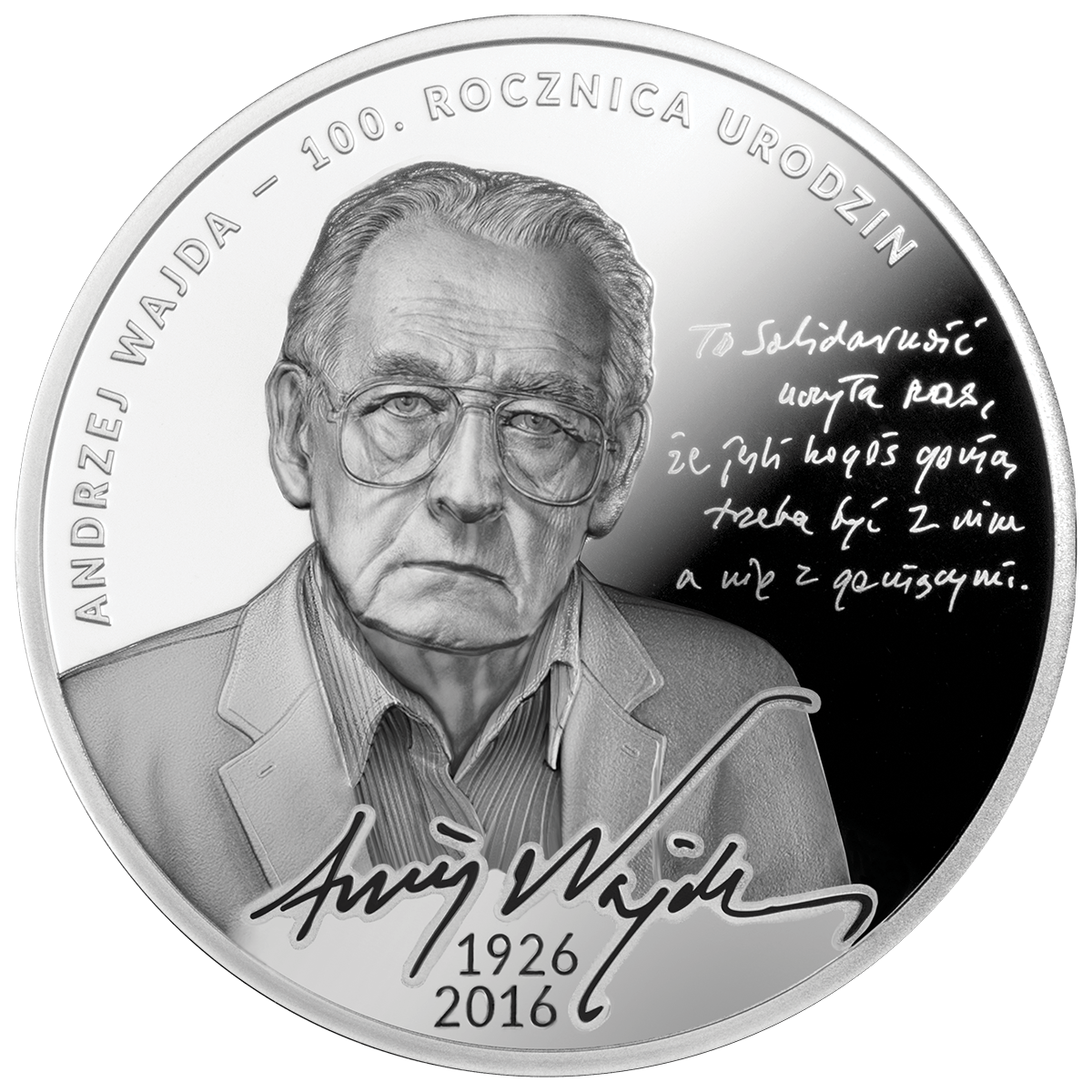 Srebrna moneta kolekcjonerska Mennicy Polskiej z realistycznym portretem Andrzeja Wajdy, przedstawionym na wprost. Twarz reżysera jest skupiona i poważna, z charakterystycznymi okularami oraz wyraźnie zaznaczonymi rysami. Wzdłuż górnego obrzeża widnieje napis: „Andrzej Wajda – 100. rocznica urodzin”. Po prawej stronie portretu umieszczono fragment odręcznego cytatu w formie faksymile. W dolnej części monety znajduje się podpis Andrzeja Wajdy oraz daty „1926–2016”. Tło jest gładkie, matowo-lustrzane, utrzymane w odcieniach srebra, z subtelnym kontrastem między portretem a inskrypcjami.